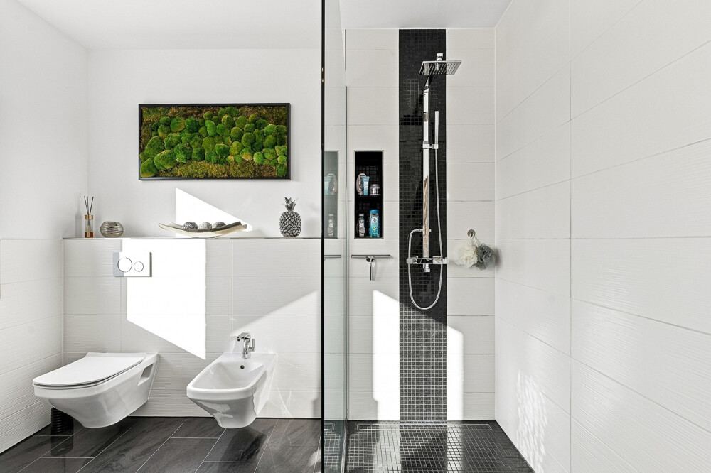 Badbereich mit Wand-WC, Bidet und bodengleicher Dusche im Stadthaus in Bad Bramstedt.