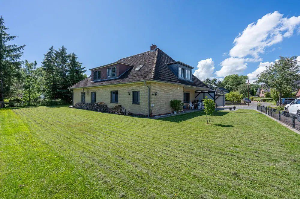Seitenansicht des Mehrfamilienhauses Brokdorf mit Garten.