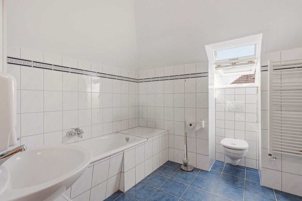 Modernisiertes Badezimmer im Mehrfamilienhaus Brokdorf.
