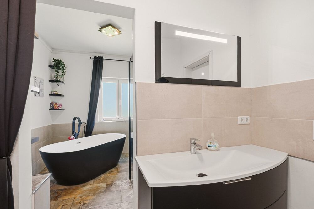Badezimmer des Mehrfamilienhauses in Brokdorf, Aufnahme 3.