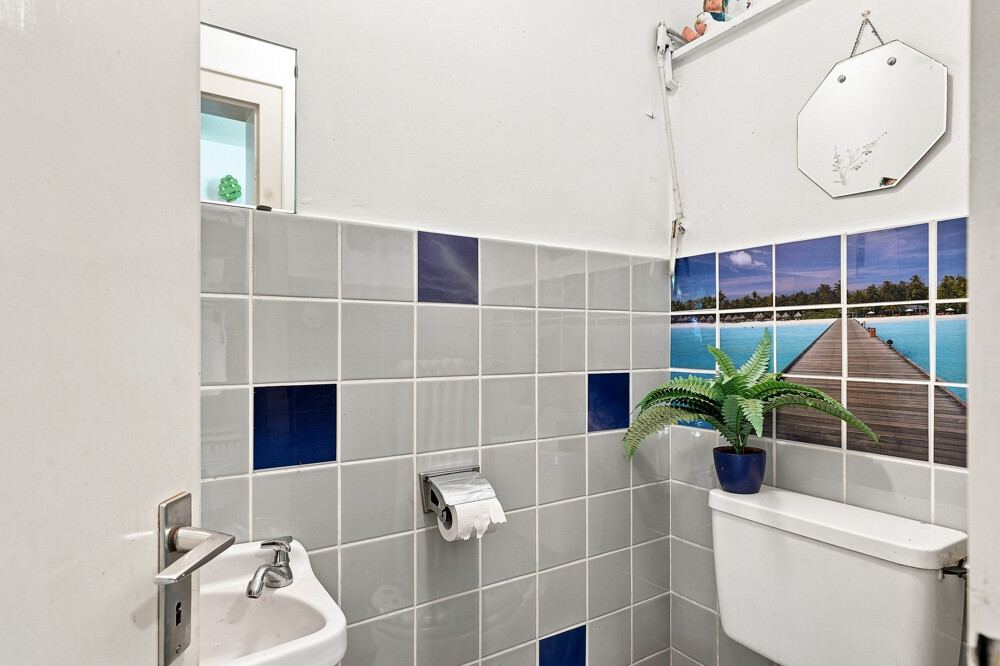 Gäste-WC des Bungalows in Henstedt-Ulzburg mit Waschbecken.