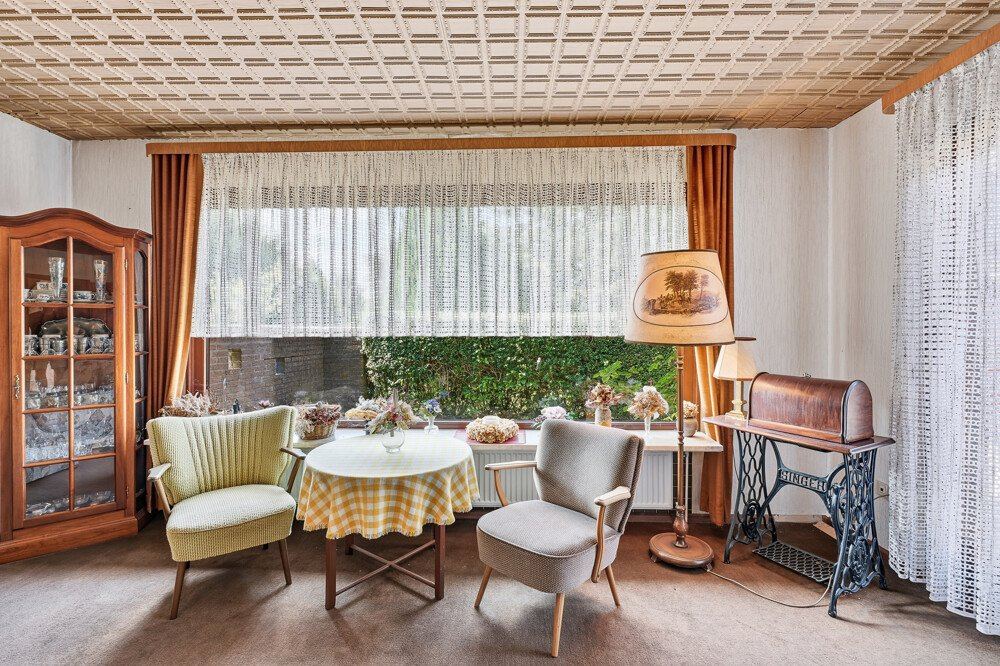 Sitzecke am Fenster mit Blick in den Garten.