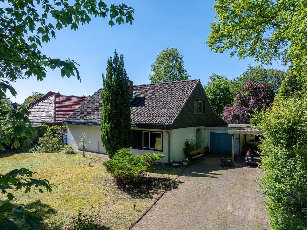 Straßenansicht des Einfamilienhauses Kaltenkirchen mit Auffahrt und Garage.