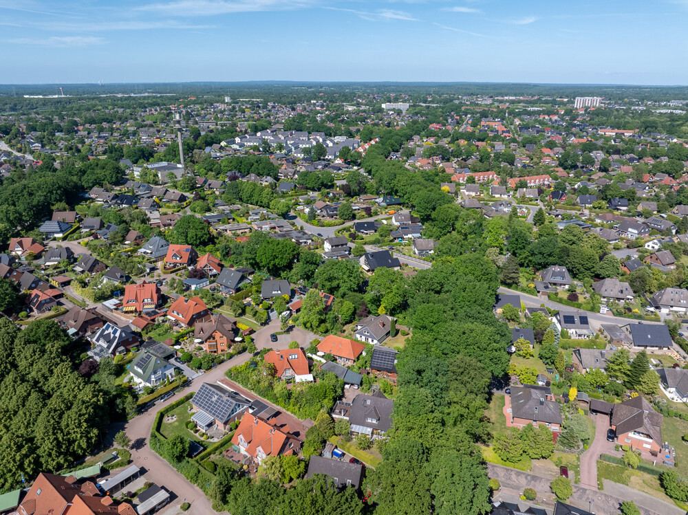 Luftaufnahme des Wohngebiets des Einfamilienhauses in Kaltenkirchen.