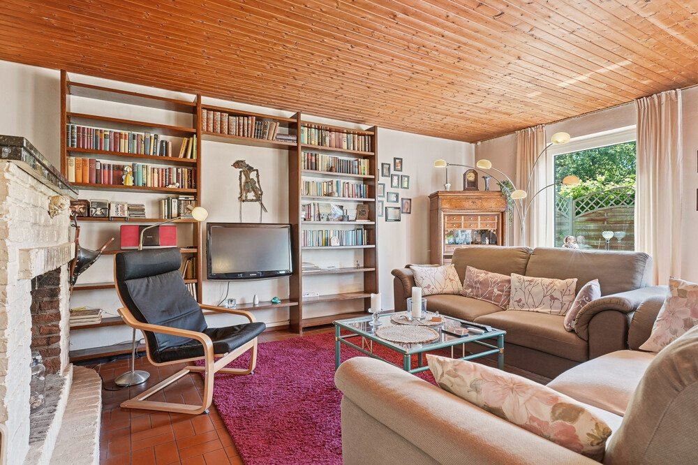 Wohnzimmer mit Kamin im Einfamilienhaus Kaltenkirchen.