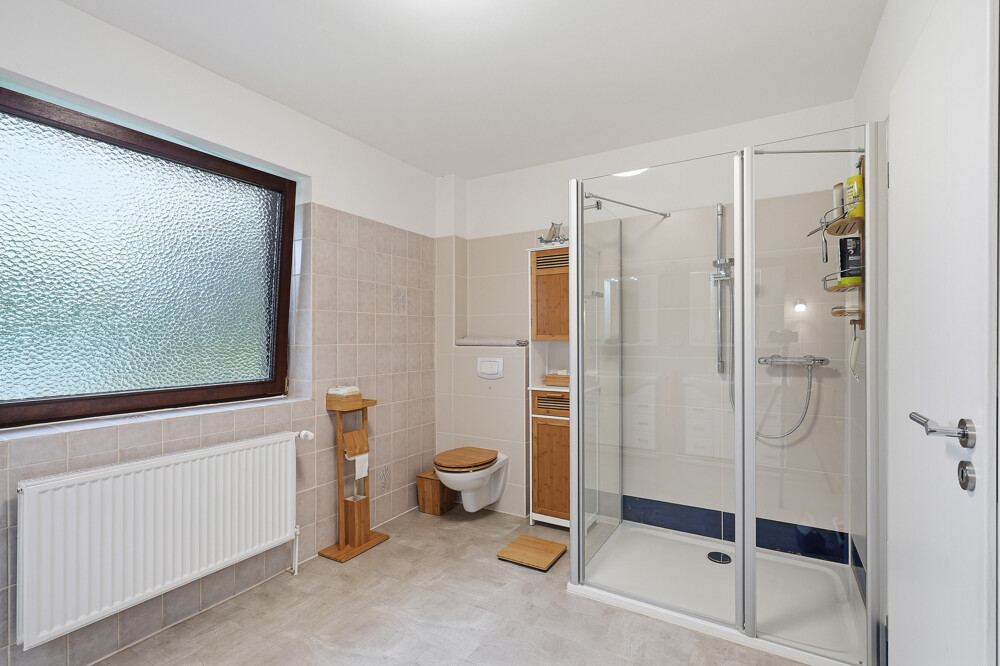 Badezimmer im Erdgeschoss des Einfamilienhauses in Quarnstedt, Aufnahme 2.