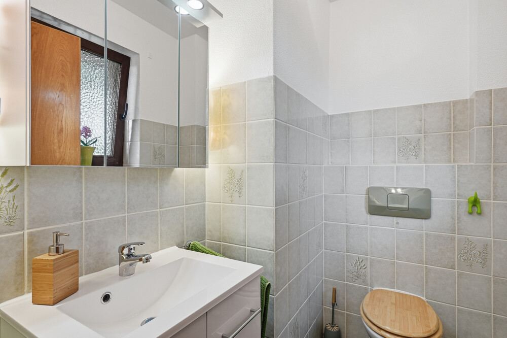 Gäste-WC im Erdgeschoss des Einfamilienhauses in Quarnstedt.