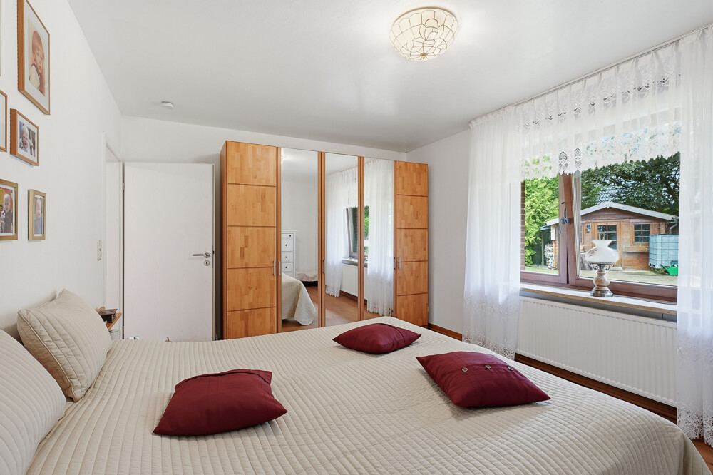 Schlafzimmer im Erdgeschoss des Einfamilienhauses in Quarnstedt, Aufnahme 2.